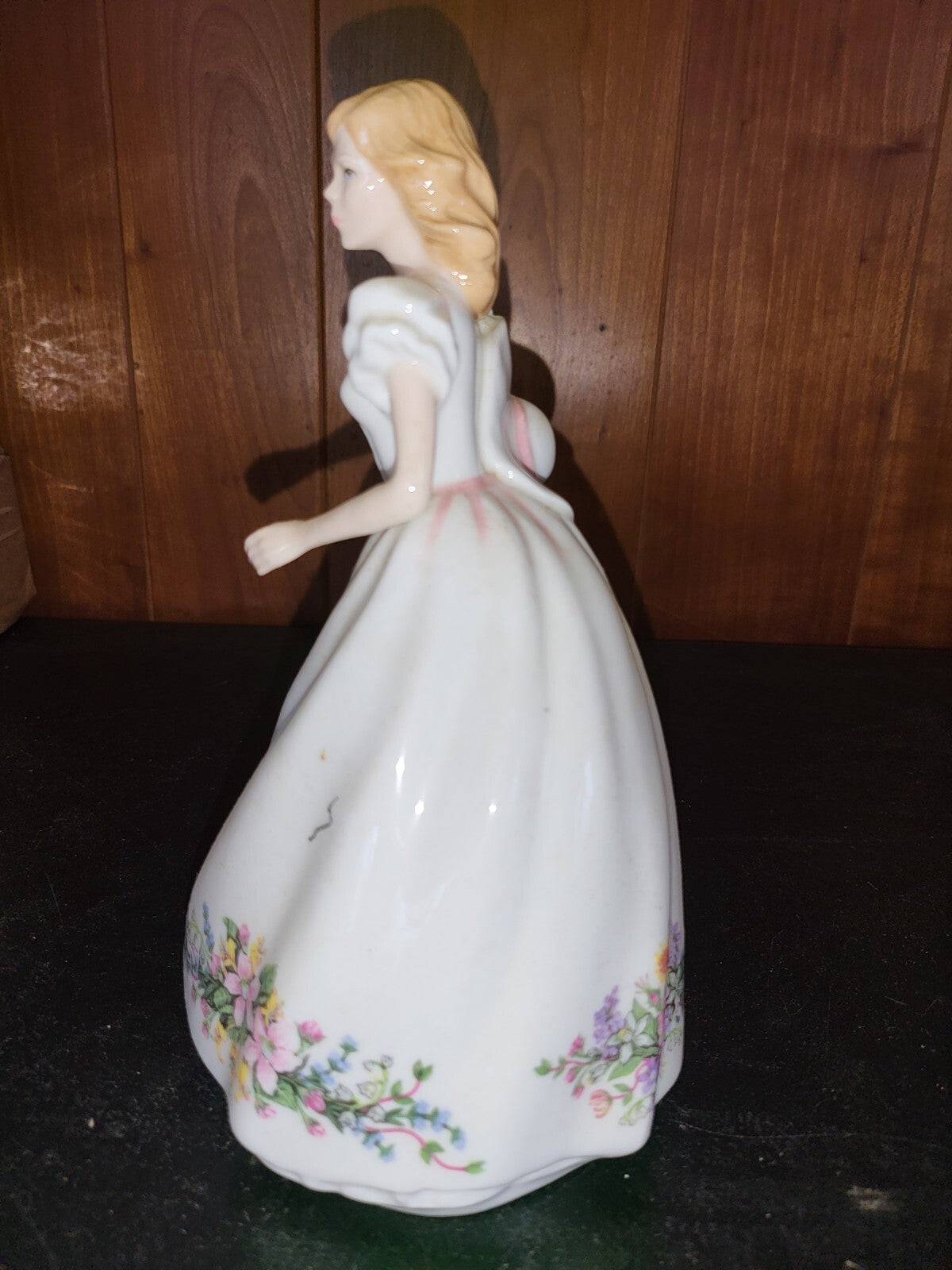 Figurine Royal Doulton 1992 / 1993 Joanne #3422 8"H *first production year
