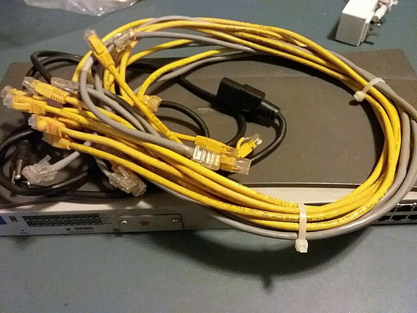 HP ProCurve 100-FX Transceiver Port 24 Networking 17.5 x 8 x 2" with Cables