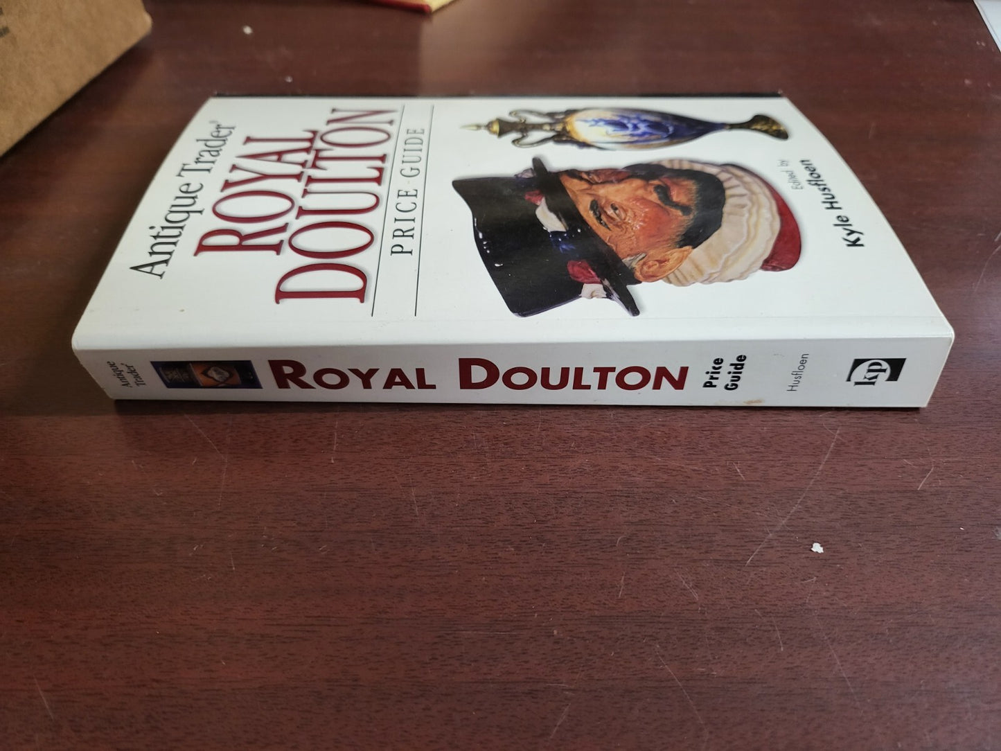 Book - Antique Trader Royal Doulton Price Guide #2673