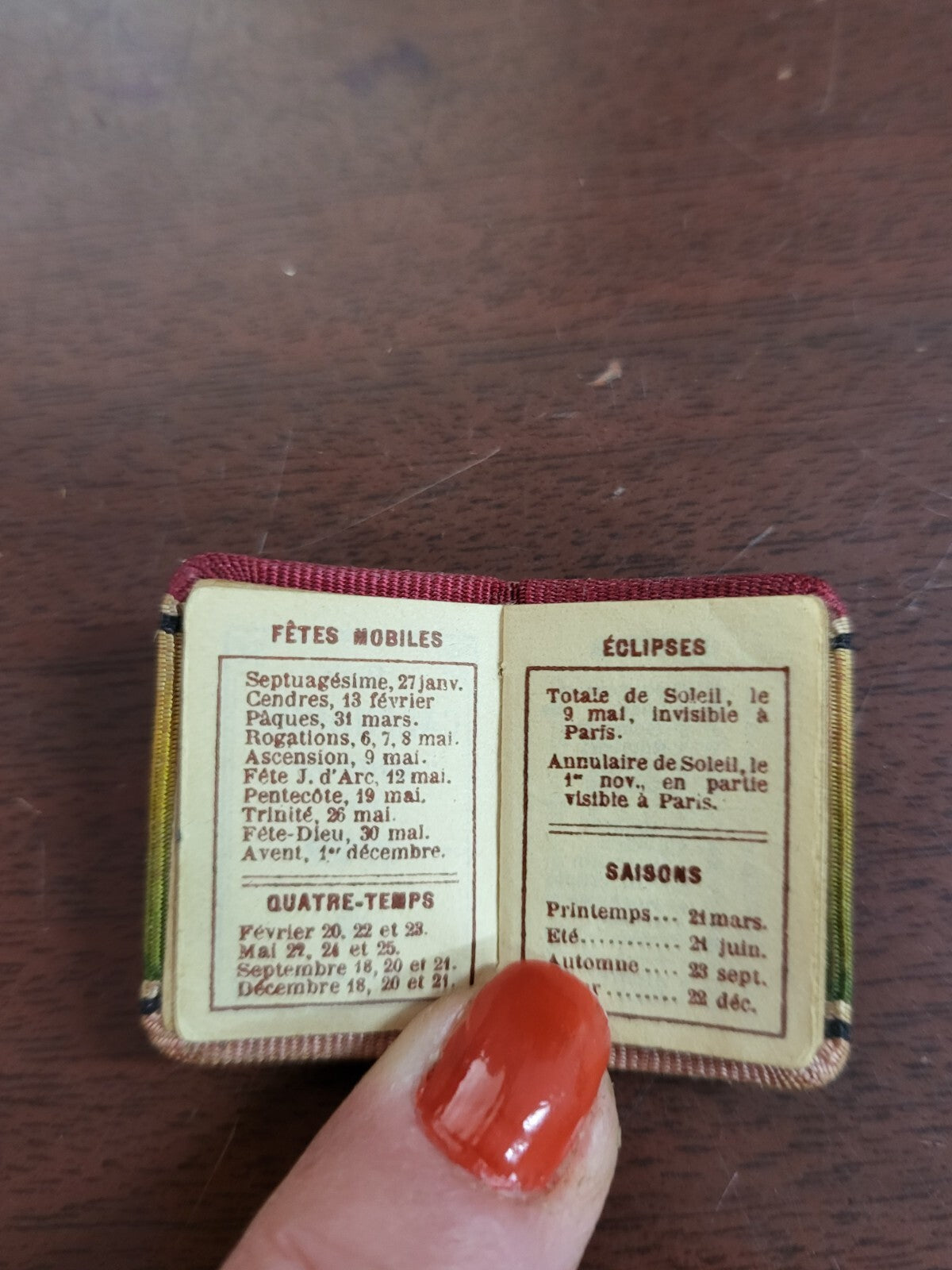 Vintage Miniature 1929 Pocket Calender Book ~ Petit Calendrier 1.25"H Fabric Cov