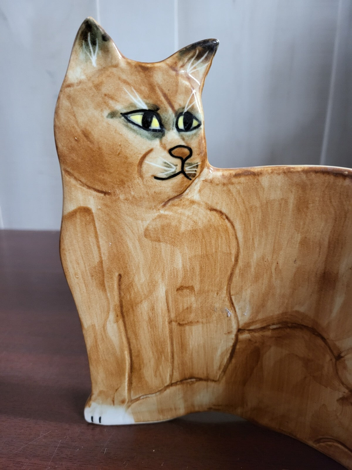 Vintage Mann Ceramic Flat Curved Cat Figurine Tan 6x 5 x 7.5"  Japan