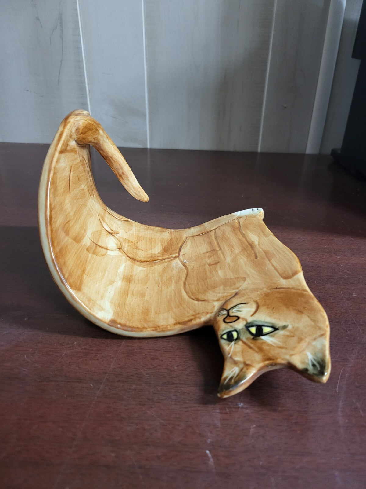 Vintage Mann Ceramic Flat Curved Cat Figurine Tan 6x 5 x 7.5"  Japan