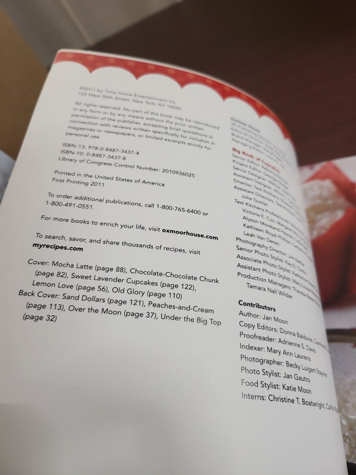 Cook book - Southern Living Big Book of Cupcakes by Jan Moon publ Oxmoor House