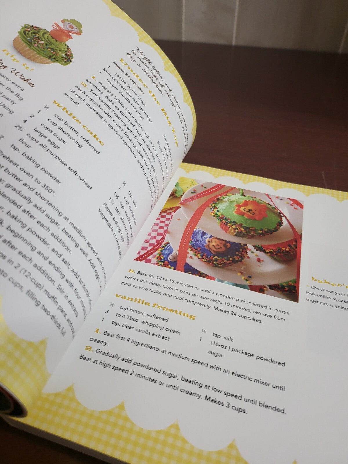 Cook book - Southern Living Big Book of Cupcakes by Jan Moon publ Oxmoor House