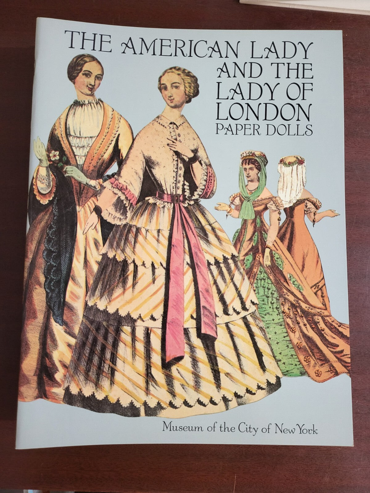 Book - Paper Dolls The American Lady And The Lady Of London Museum Of The City