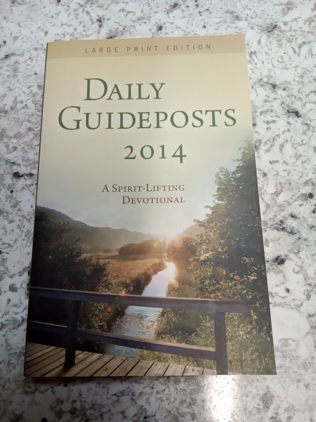 Daily Guideposts 2014 : A Spirit-Lifting Devotional by Guideposts (2013,...