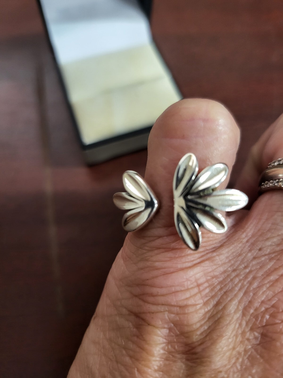 Leaf Pattern Ladies Ring  Sterling Silver Adj sz 8 NIB Weiland Jewelers #221