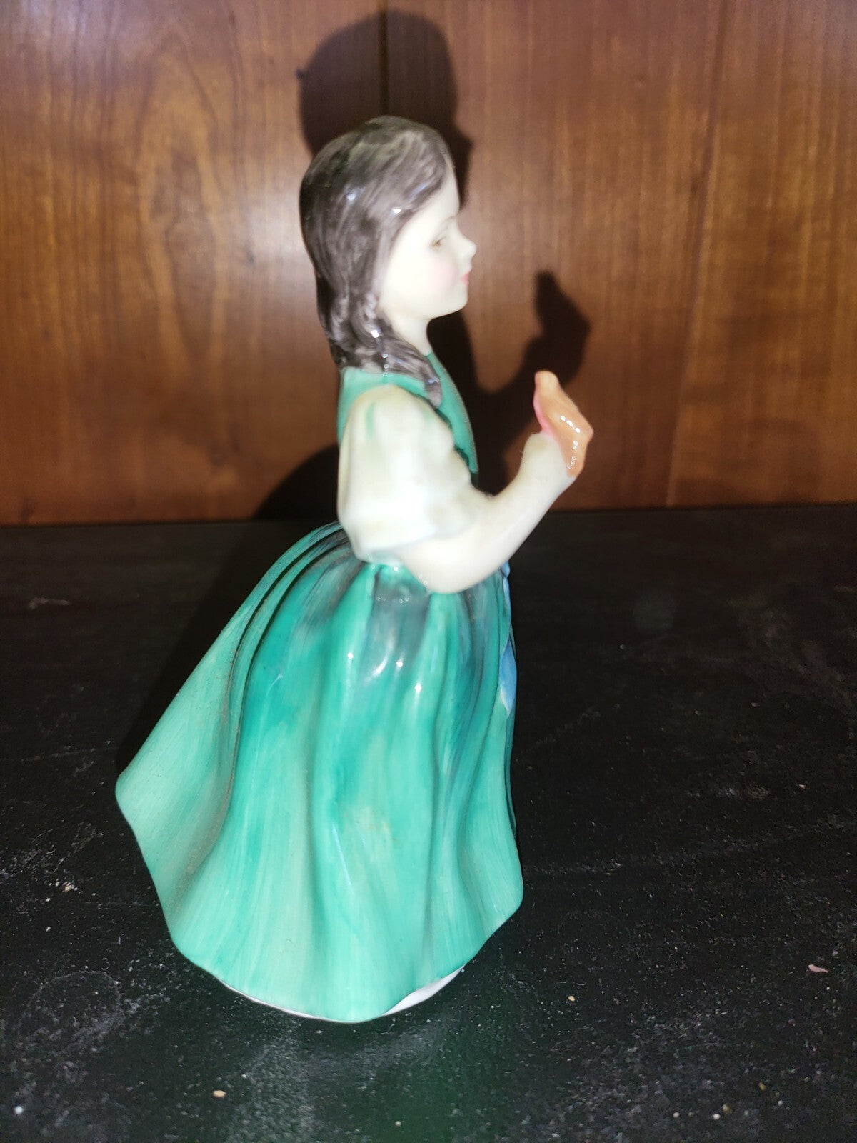 Figurine Royal Doulton Francine #2422   5x3.5x3 Decorative Collectible