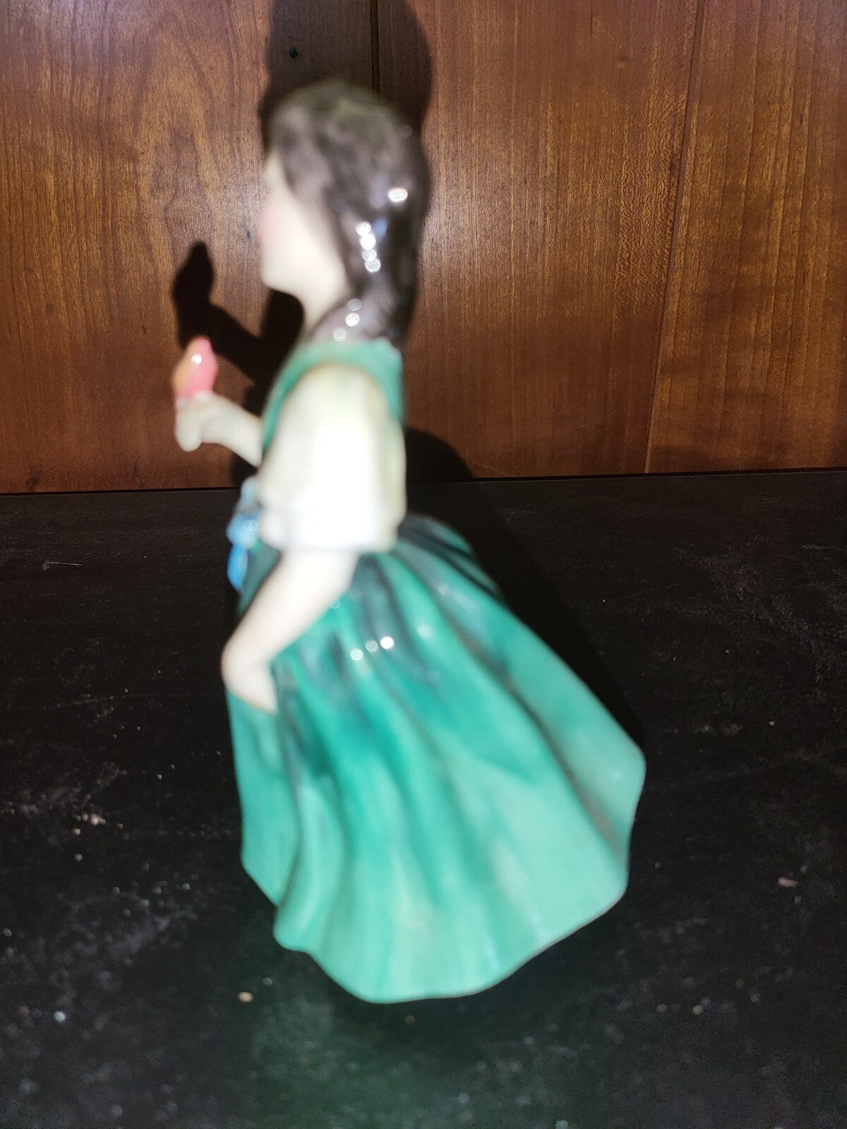 Figurine Royal Doulton Francine #2422   5x3.5x3 Decorative Collectible