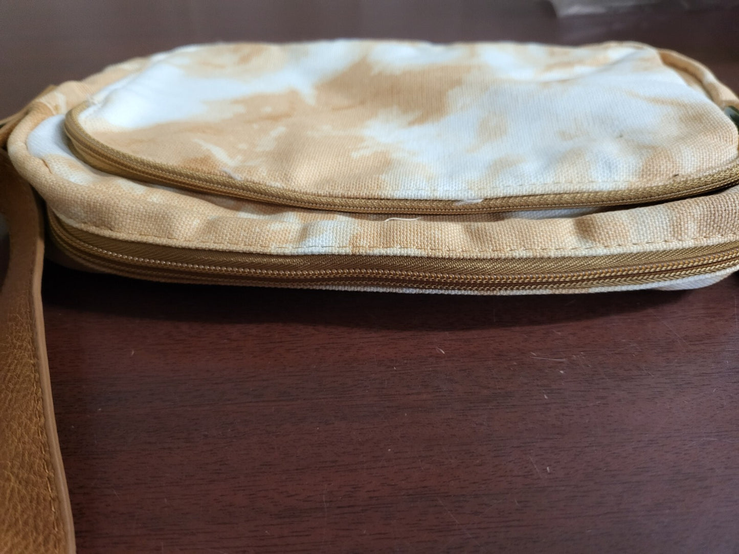 thirty-one All Zipped Up Crossbody Purse Fawn Tie Dye      pre-owned Exc Cond