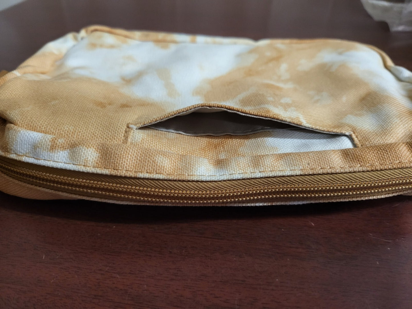 thirty-one All Zipped Up Crossbody Purse Fawn Tie Dye      pre-owned Exc Cond