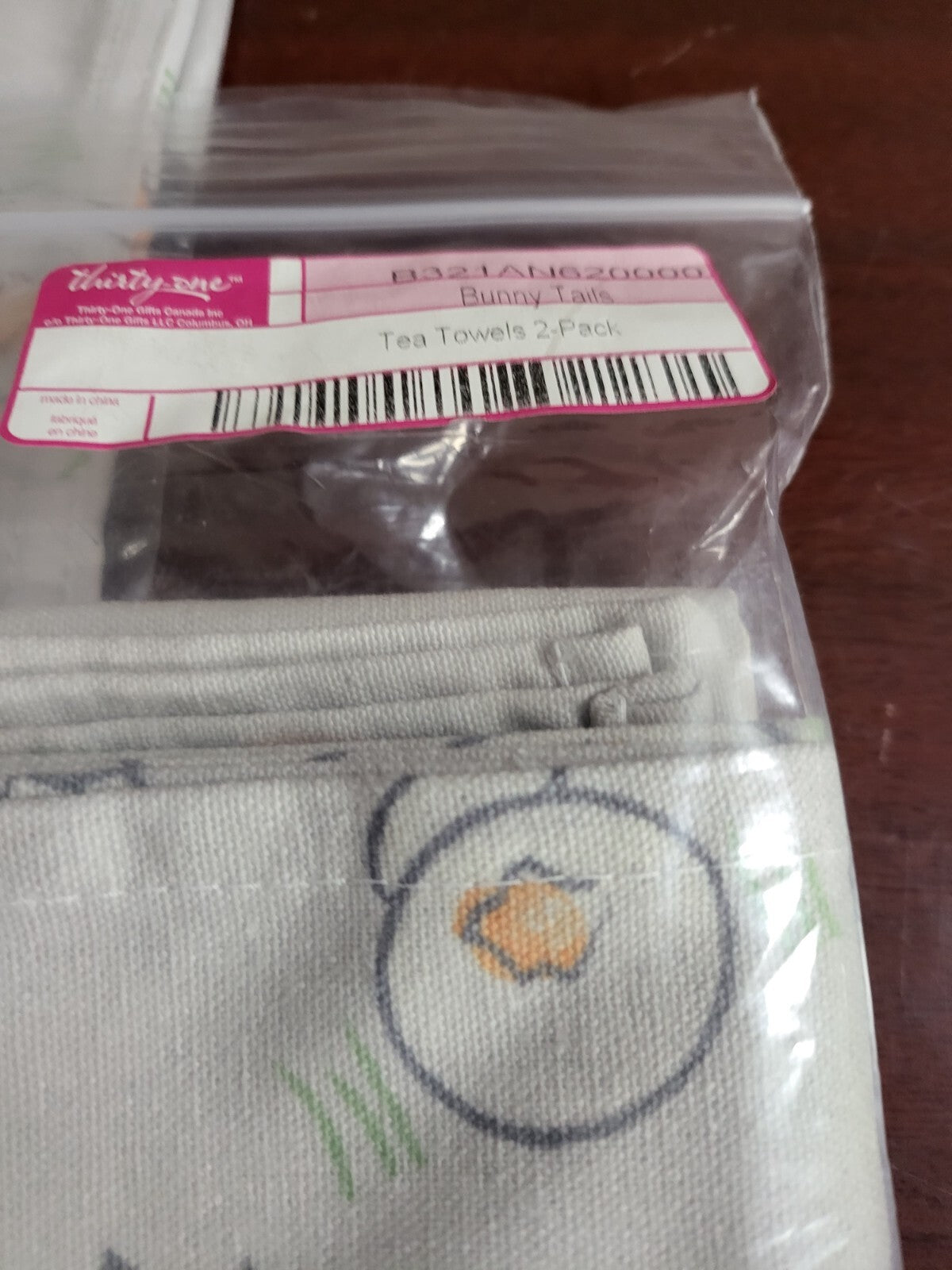 Thirty One Gifts Set  - Kitchen Apron & Tea Towel 2 pack Bunny Tails