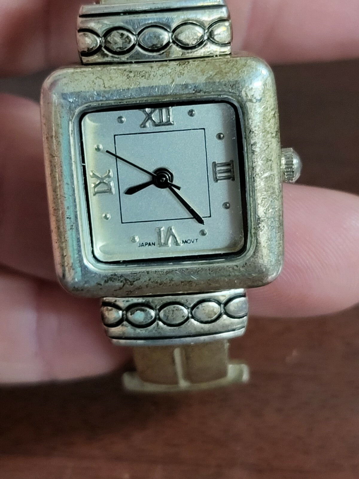Y & Y Vintage Ladies Wrist Watch Quartz Japan Movement Hinged Bracelet  #215