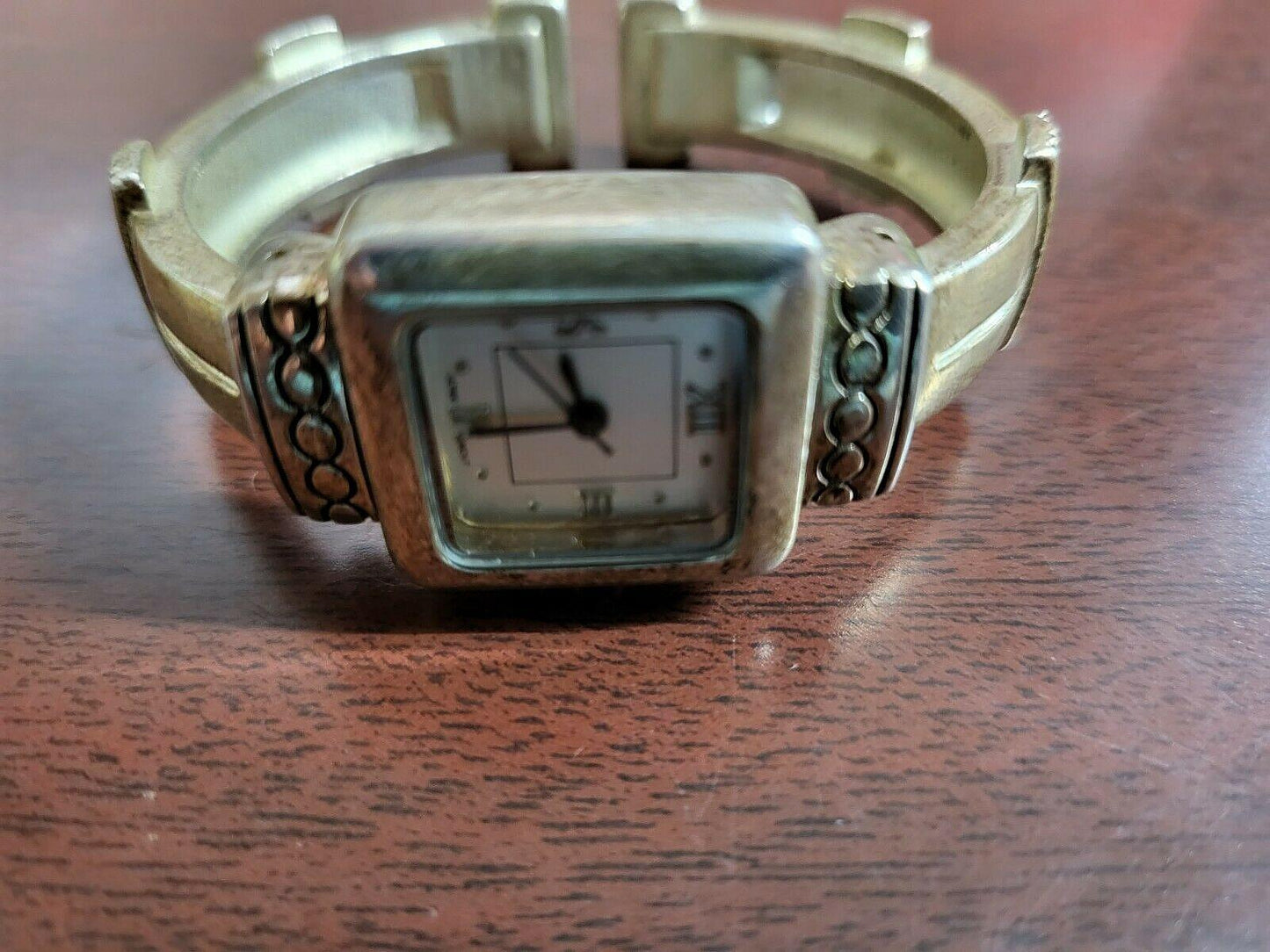 Y & Y Vintage Ladies Wrist Watch Quartz Japan Movement Hinged Bracelet  #215