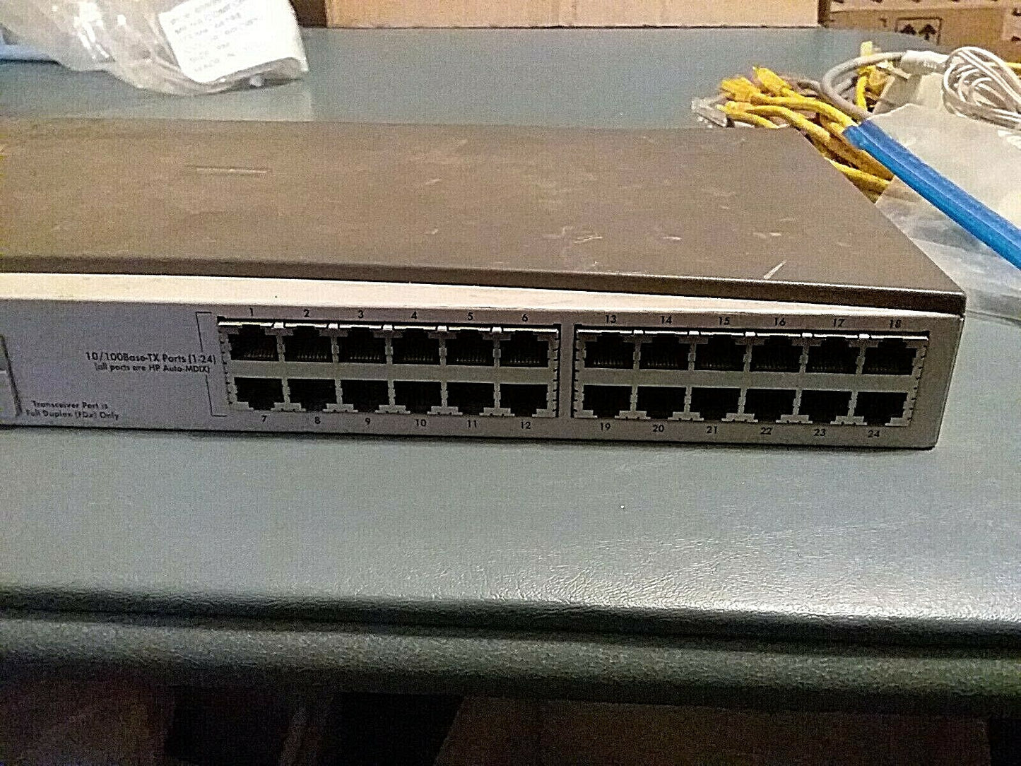 HP ProCurve 100-FX Transceiver Port 24 Networking 17.5 x 8 x 2" with Cables