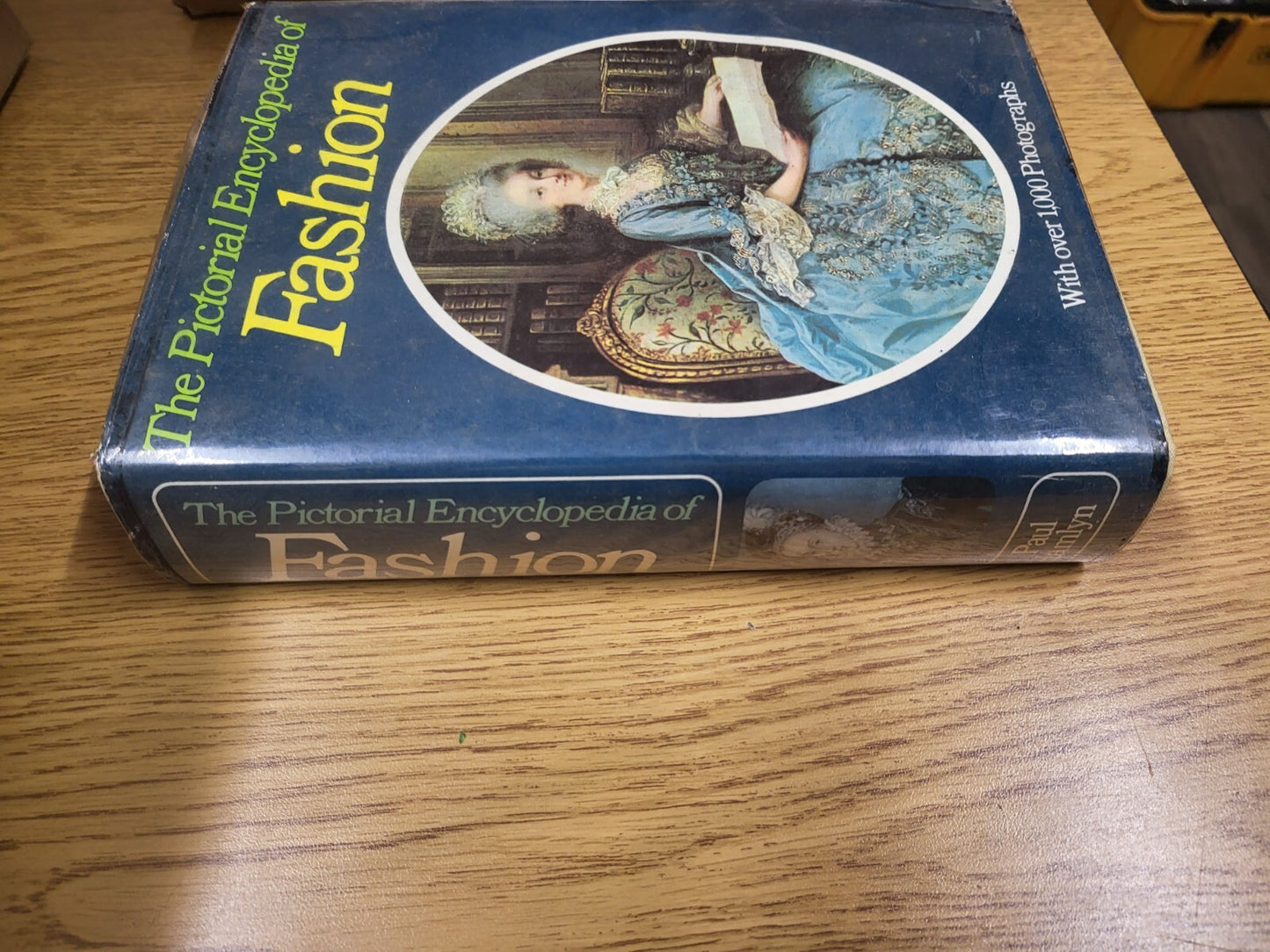 Book - The Pictorial Encyclopedia of Fashion with over 1000 Photographs	 #2750