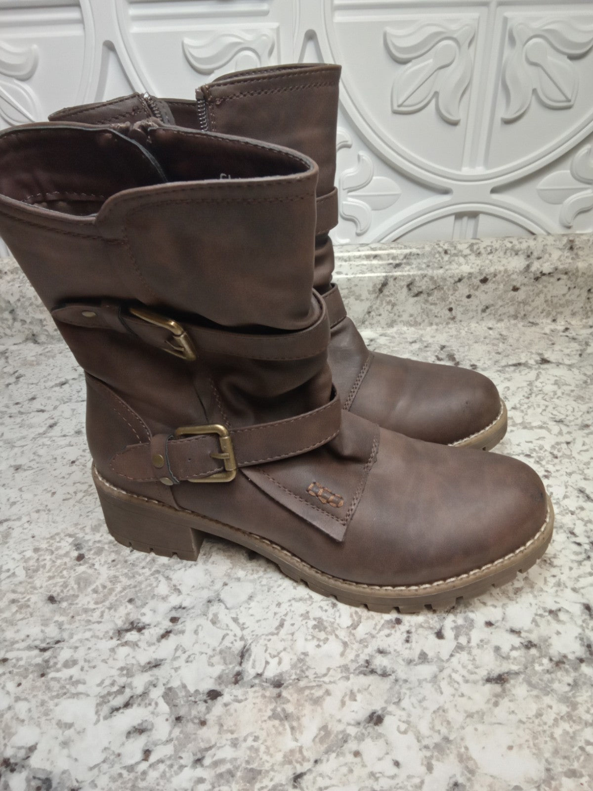 Global Win Size 8 M Women's Boots Side Zip    Good Cond