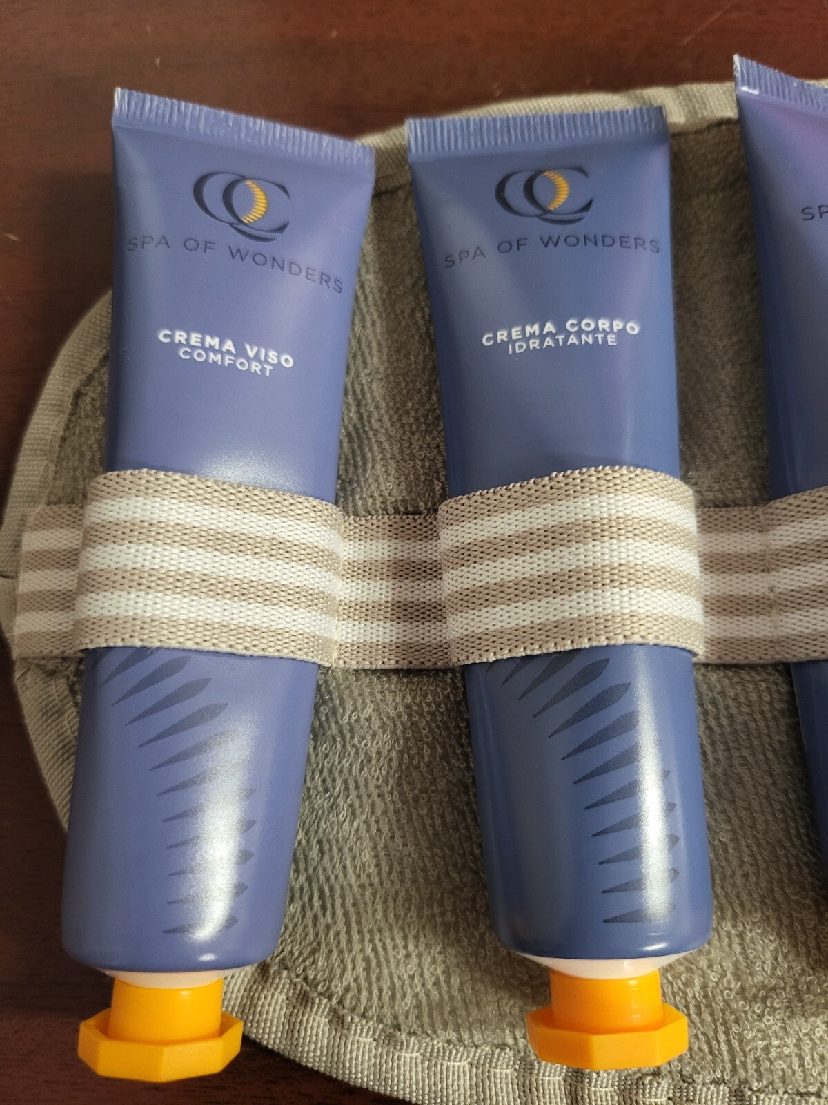 Spa of Wonders Bath & Body Wellness Travel Kit Roll Shampoo Shower Gel Towel MOR