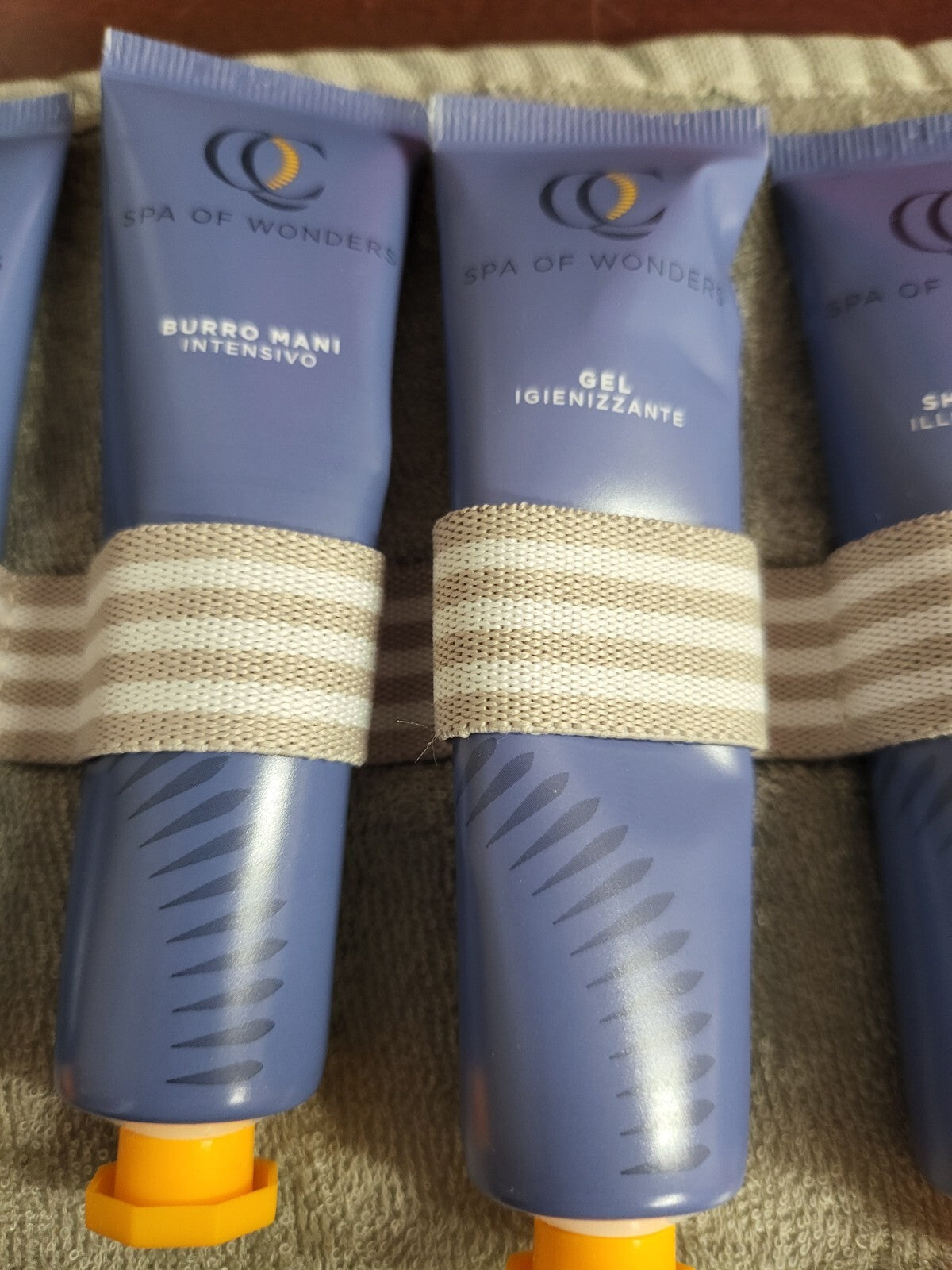 Spa of Wonders Bath & Body Wellness Travel Kit Roll Shampoo Shower Gel Towel MOR