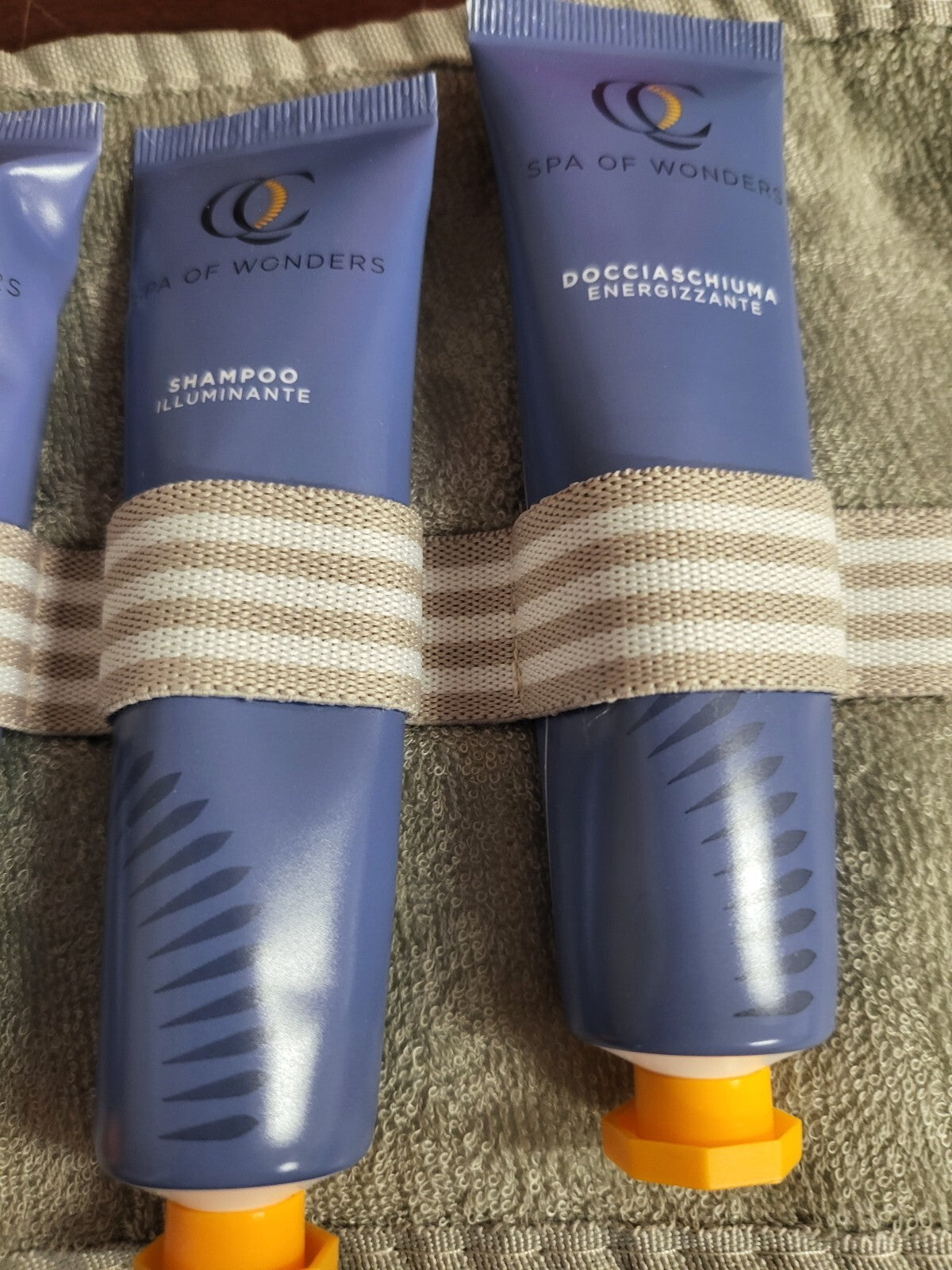 Spa of Wonders Bath & Body Wellness Travel Kit Roll Shampoo Shower Gel Towel MOR